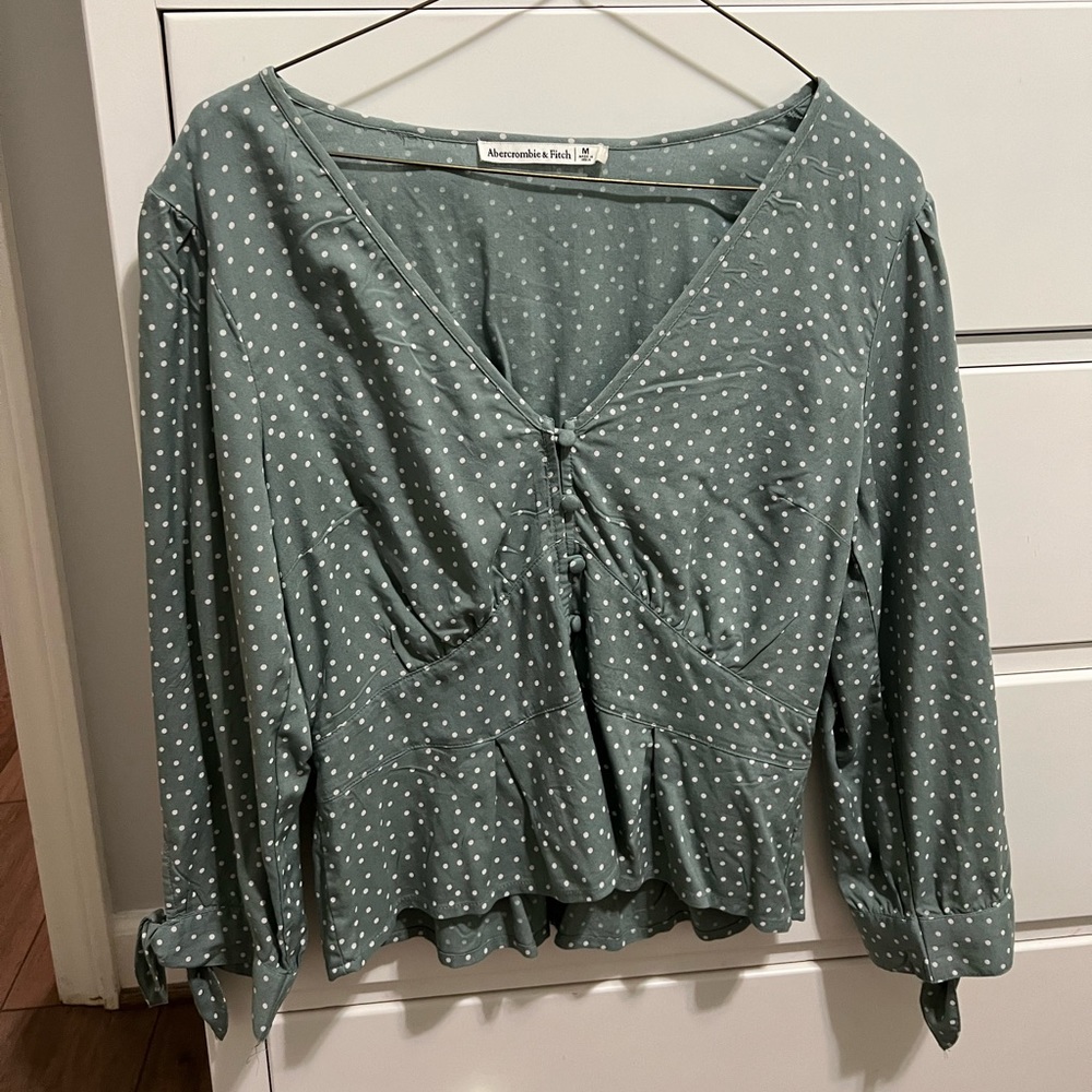 Women’s blue/green dotted Abercrombie and Fitch semi-cropped blouse size medium.